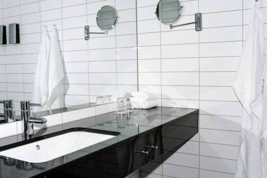 Best Western Plus Sthlm Bromma bathtub