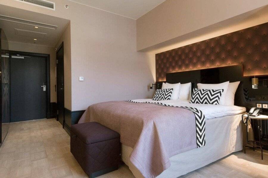 Haymarket by Scandic hotel bedroom