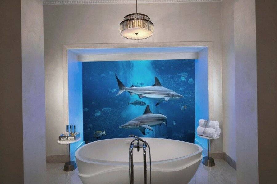 Atlantis, The Palm bathtub,