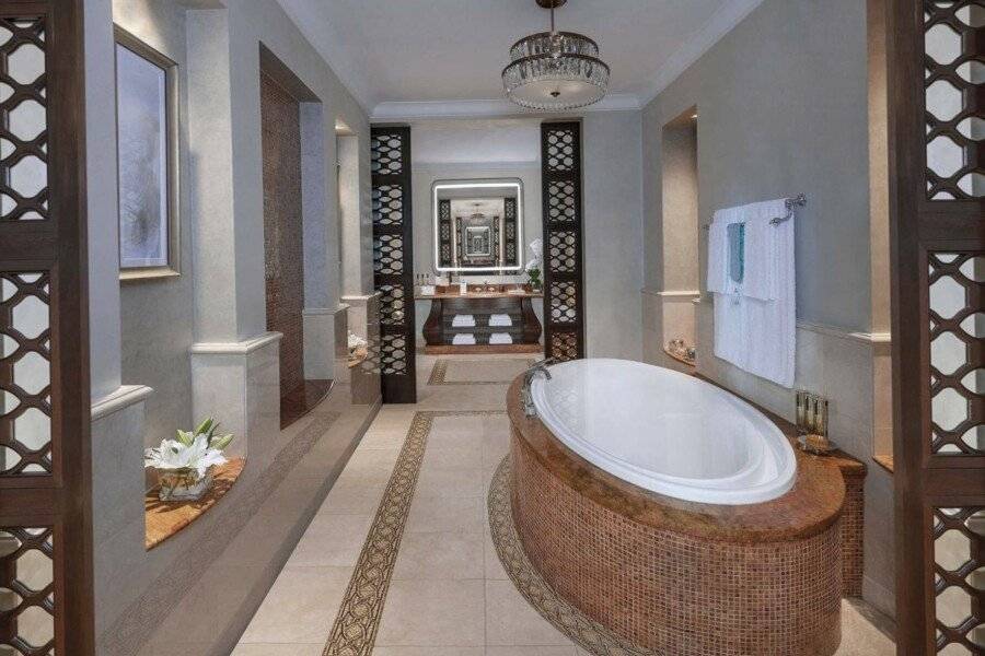 Atlantis, The Palm bathtub