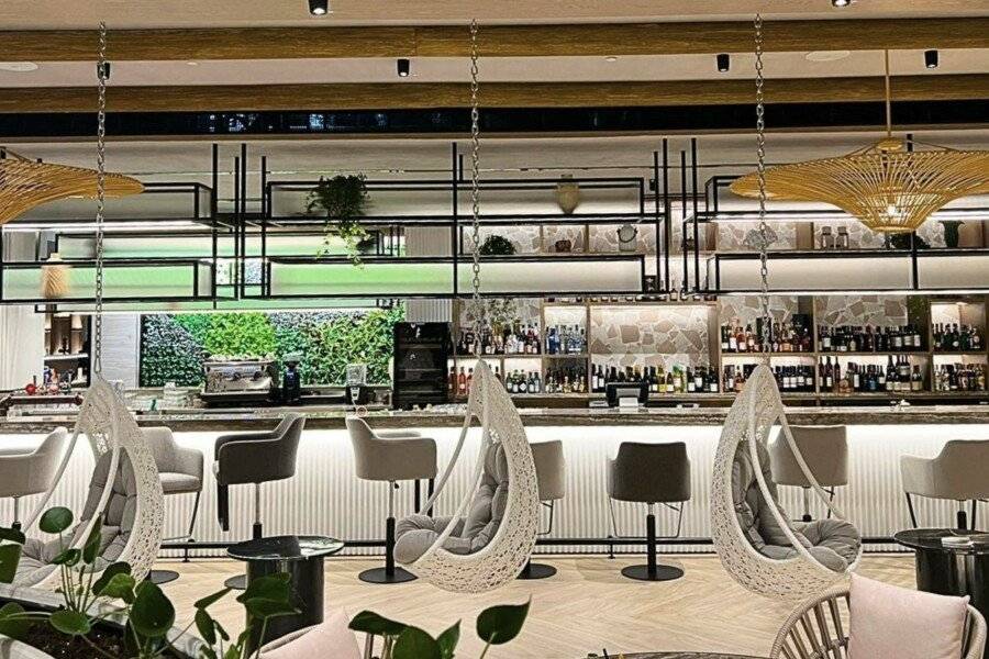Ibis World Trade Centre restaurant, bar