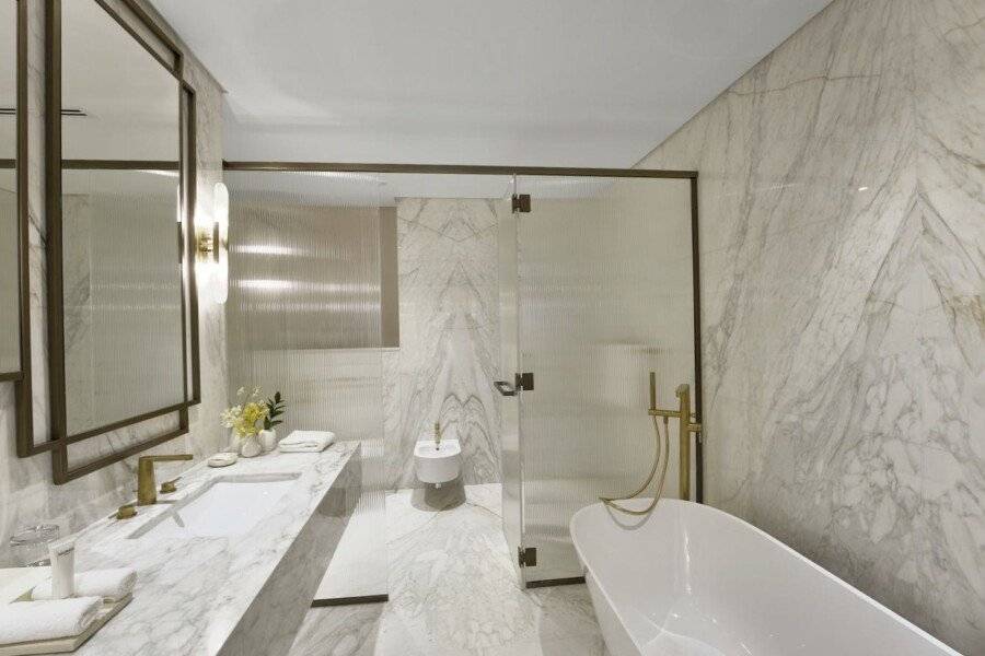 Grand Hyatt bathtub