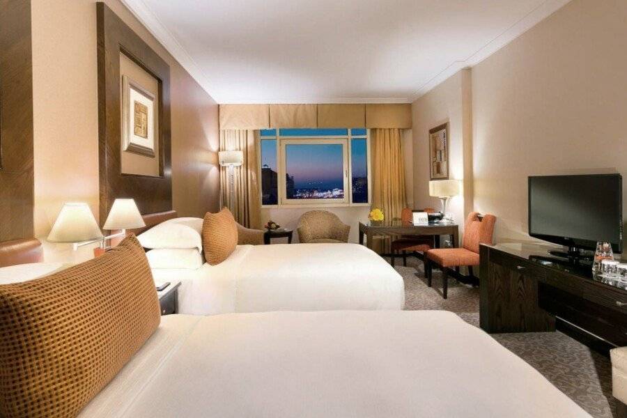 Swissôtel Al Murooj hotel bedroom