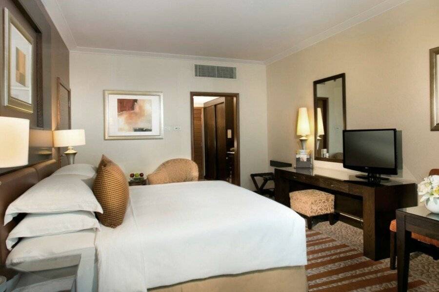 Swissôtel Al Murooj hotel bedroom