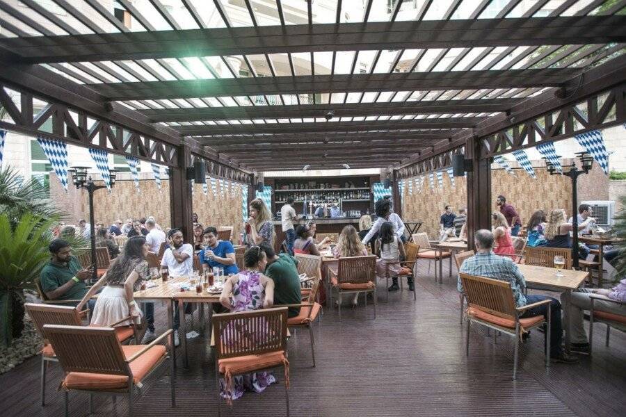 Swissôtel Al Murooj restaurant,bar