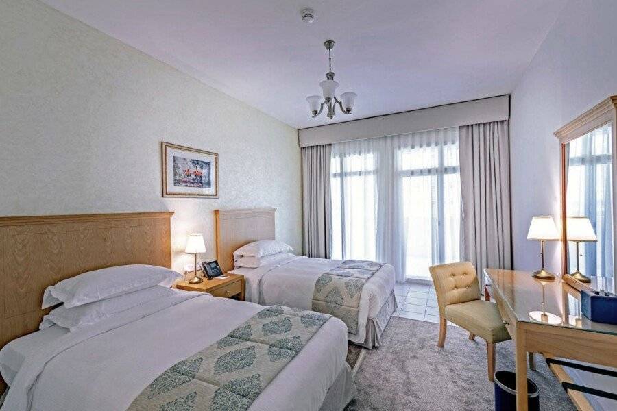 Swissôtel Al Murooj hotel bedroom