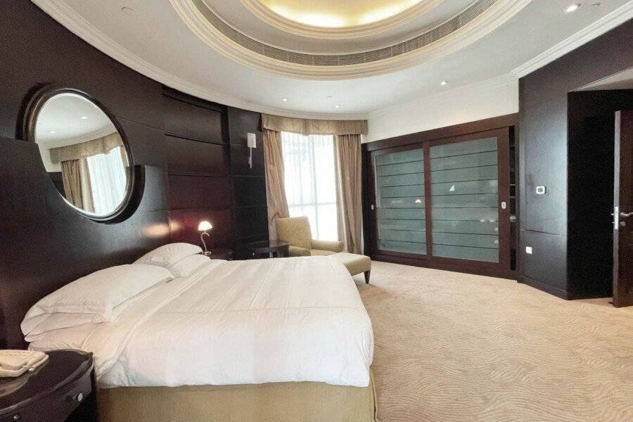 Swissôtel Al Murooj hotel bedroom