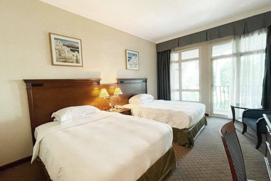 Swissôtel Al Murooj hotel bedroom