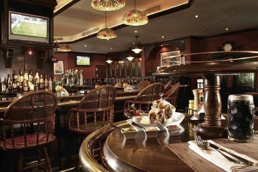 Jumeira Rotana – restaurant, bar