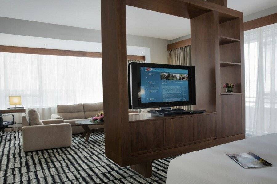 Jumeira Rotana – hotel bedroom