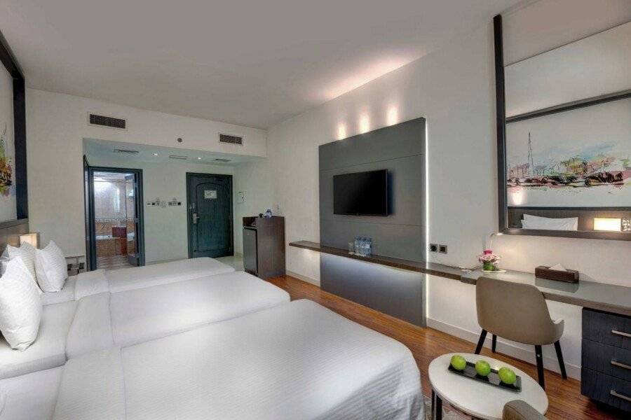 Howard Johnson Plaza by Wyndham Deira hotel bedroom