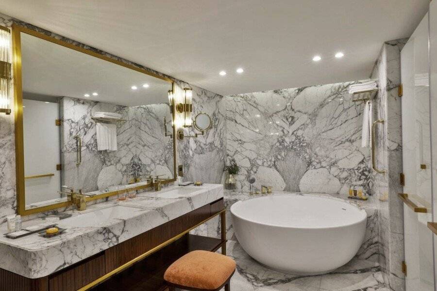 Le Méridien Hotel & Conference Centre bathtub