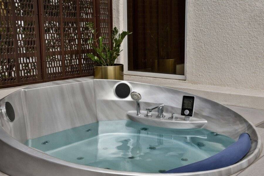 Le Méridien Hotel & Conference Centre jacuzzi