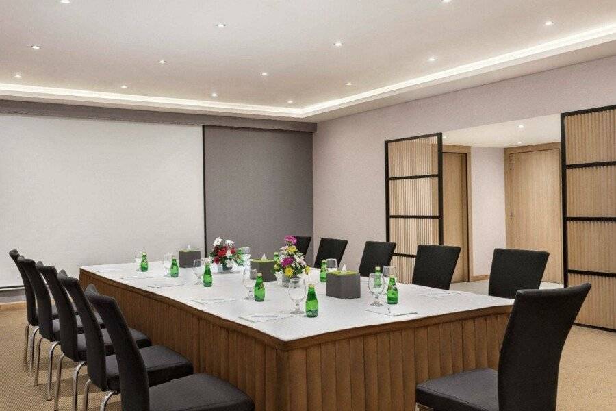 La Quinta by Wyndham Jumeirah conference room,meeting room