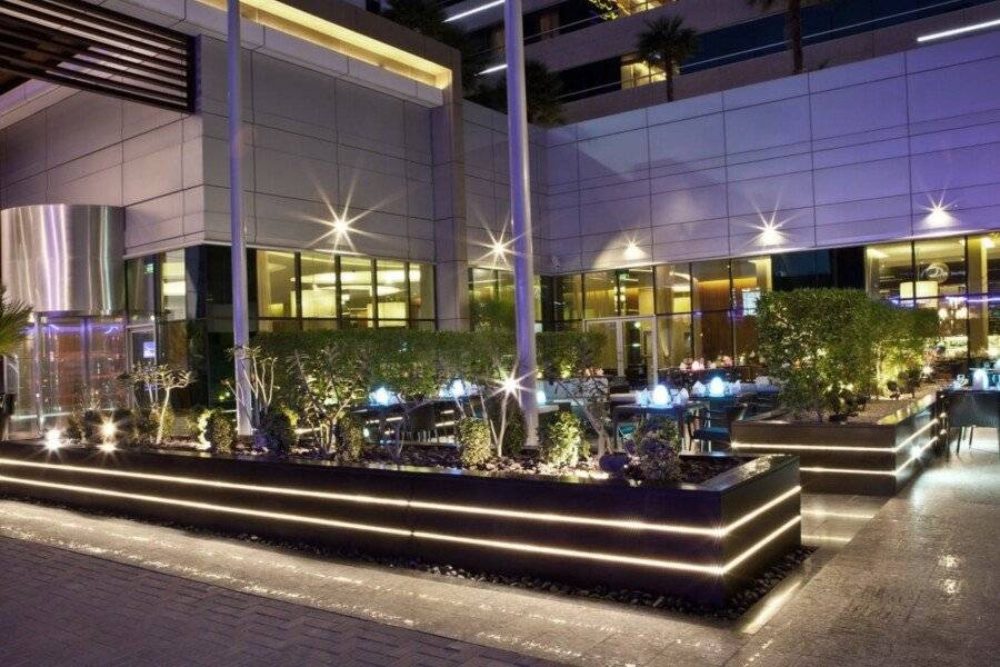 Novotel Suites Mall Avenue restaurant,bar,garden