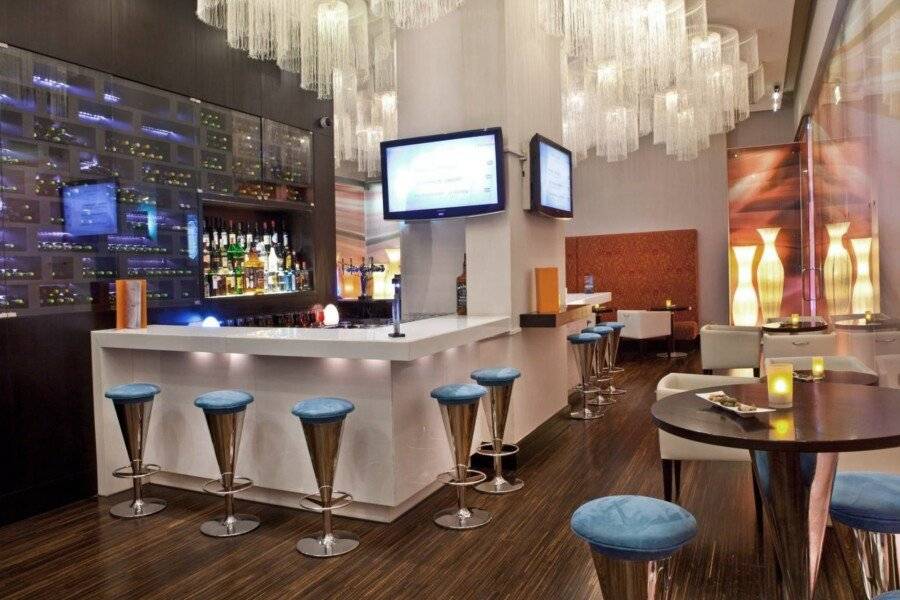 Novotel Suites Mall Avenue bar