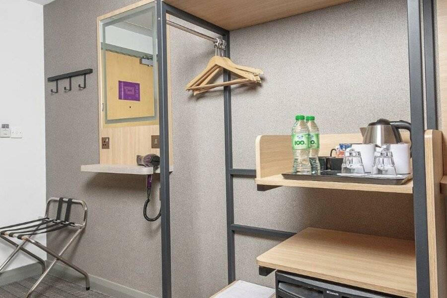 Premier Inn International Airport hotel bedroom