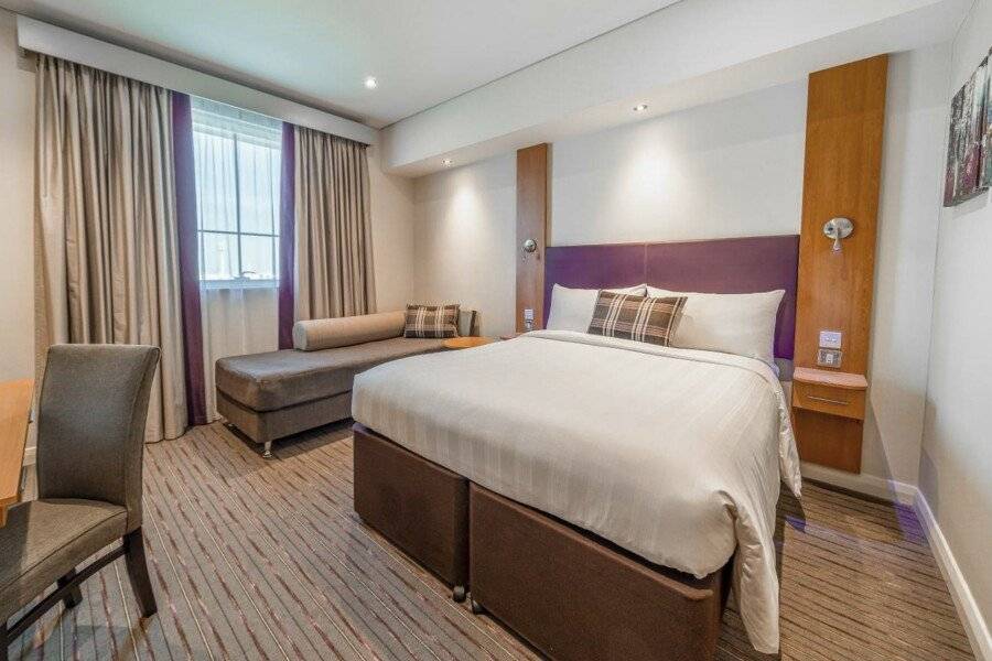 Premier Inn Silicon Oasis hotel bedroom