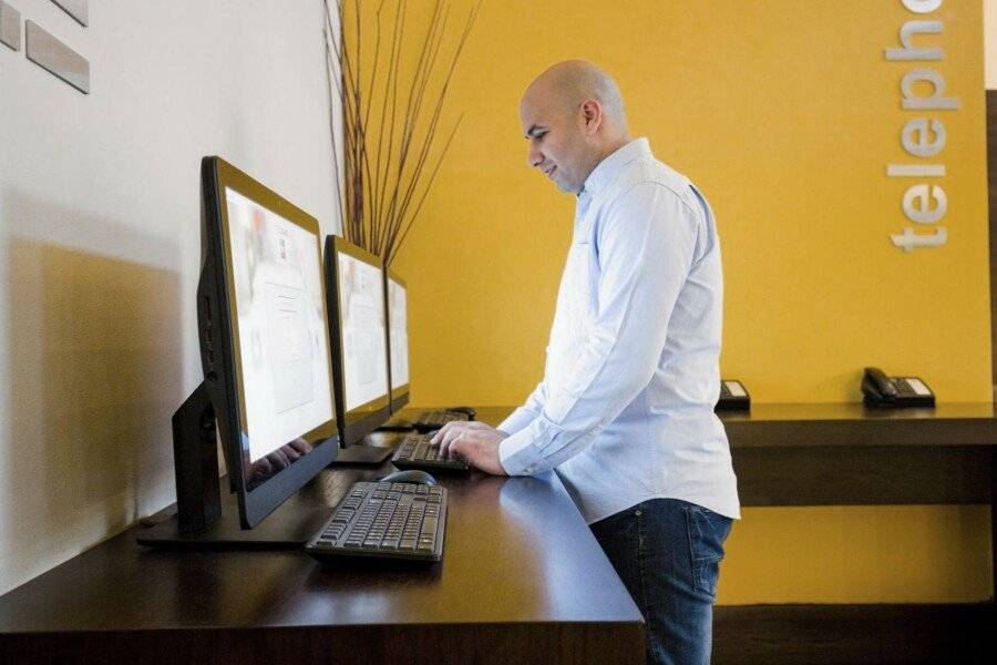 Ibis Al Rigga ,front desk