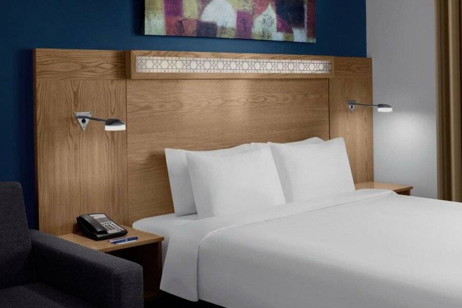 Holiday Inn Express Airport, an IHG Hotel hotel bedroom