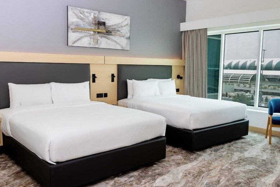 Holiday Inn Express Airport, an IHG Hotel hotel bedroom