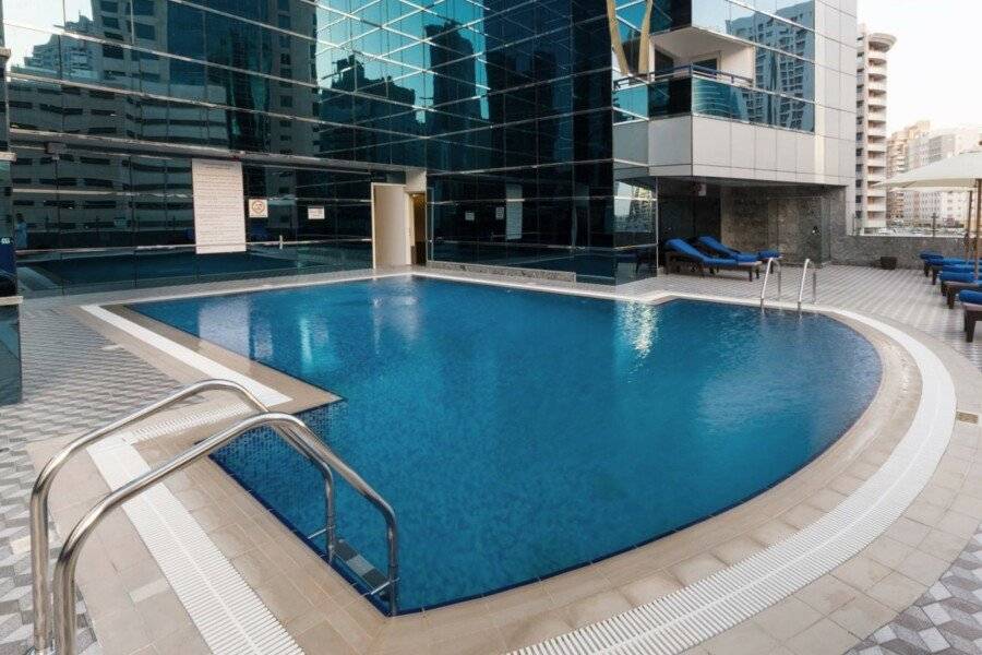 Golden Tulip Media Hotel outdoor pool