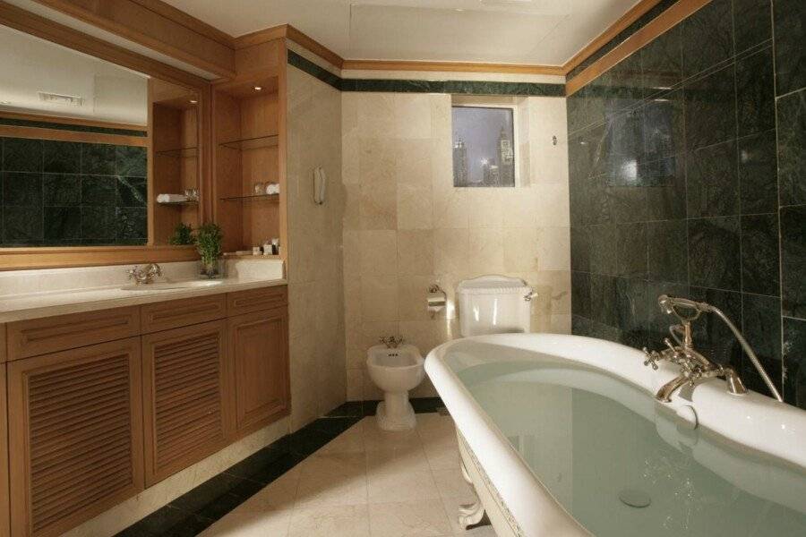 Chelsea Plaza Hotel bathtub