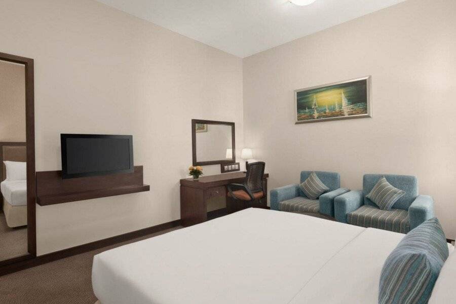 Ramada by Wyndham Deira hotel bedroom