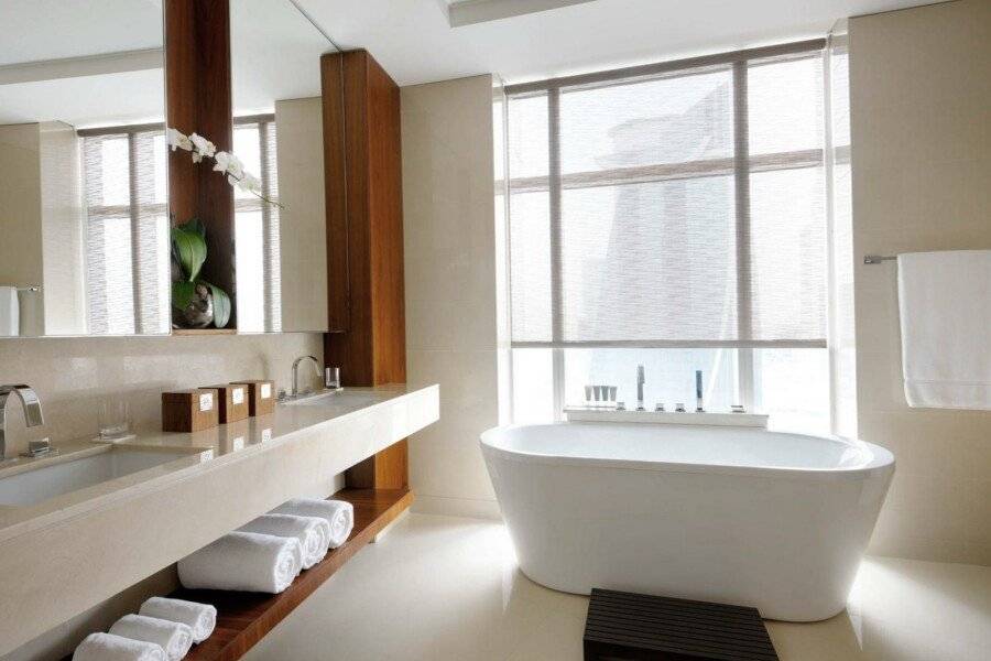 JW Marriott Marquis Hotel bathtub