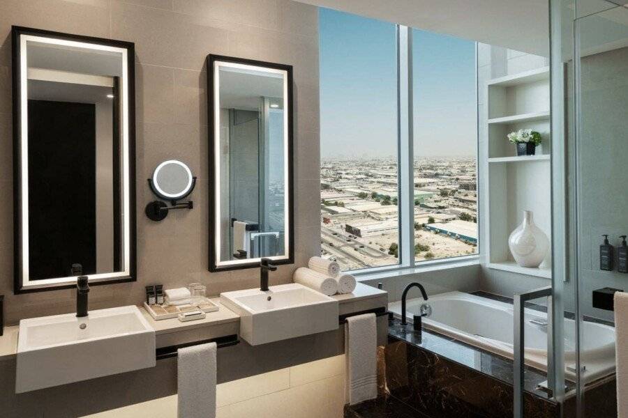 Sheraton Mall of the Emirates Hotel, bathtub