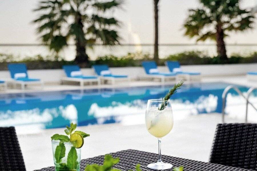 Novotel Al Barsha outdoor pool,bar