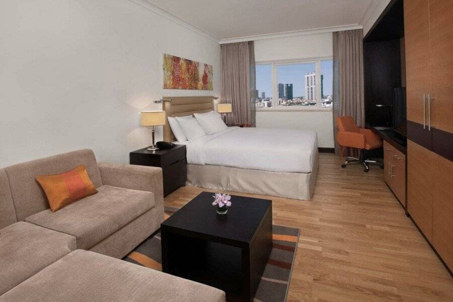 DoubleTree by Hilton Hotel and Residences – Al Barsha hotel bedroom