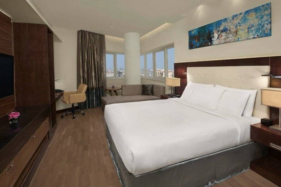 DoubleTree by Hilton Hotel and Residences – Al Barsha hotel bedroom