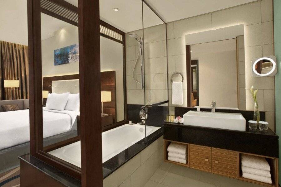 DoubleTree by Hilton Hotel and Residences – Al Barsha hotel bedroom,bathtub