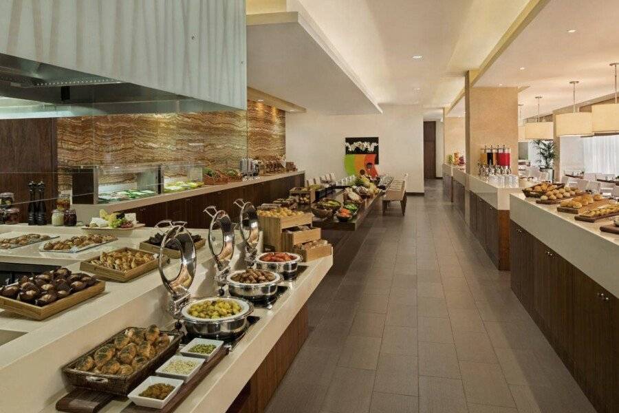 DoubleTree by Hilton Hotel and Residences – Al Barsha restaurant, breakfast