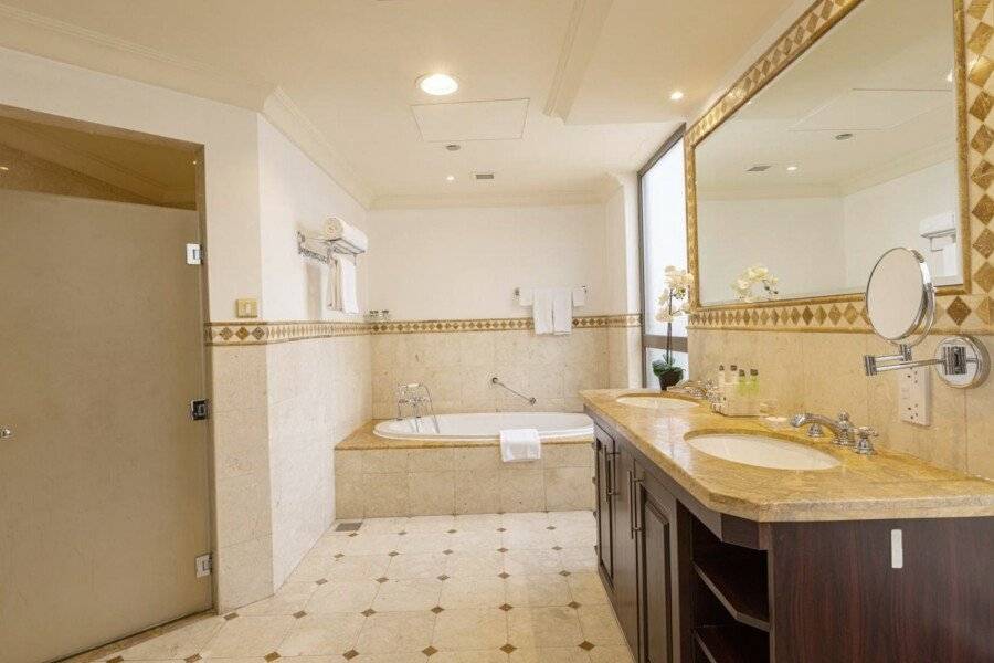 Roda Amwaj Suites Jumeirah Beach Residence bathtub