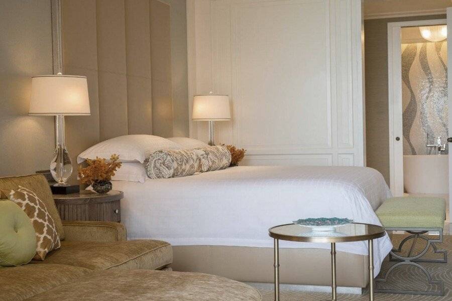 Four Seasons Resort at Jumeirah Beach hotel bedroom