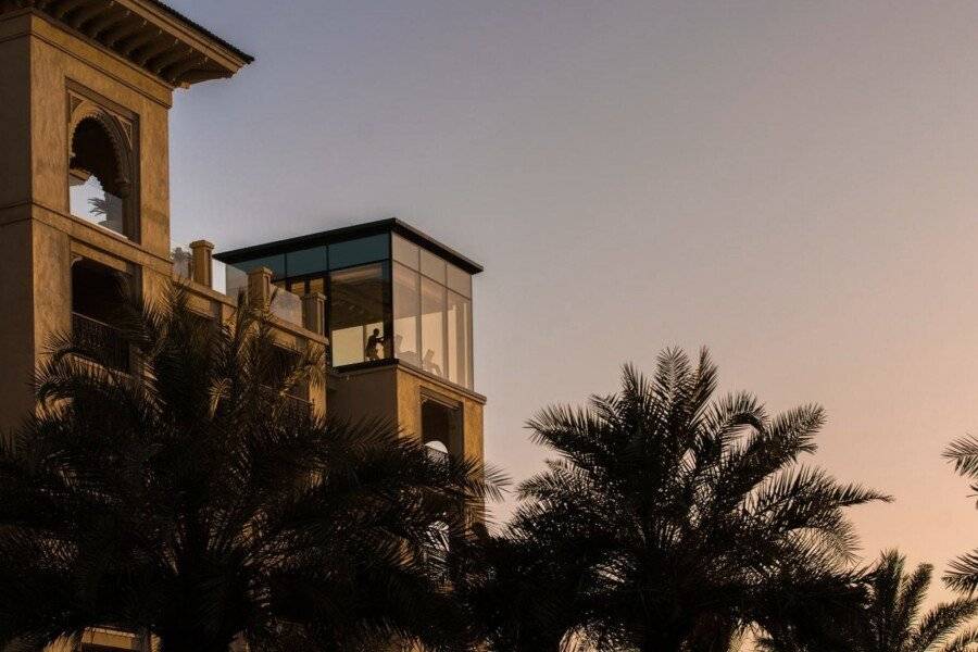 Four Seasons Resort at Jumeirah Beach facade