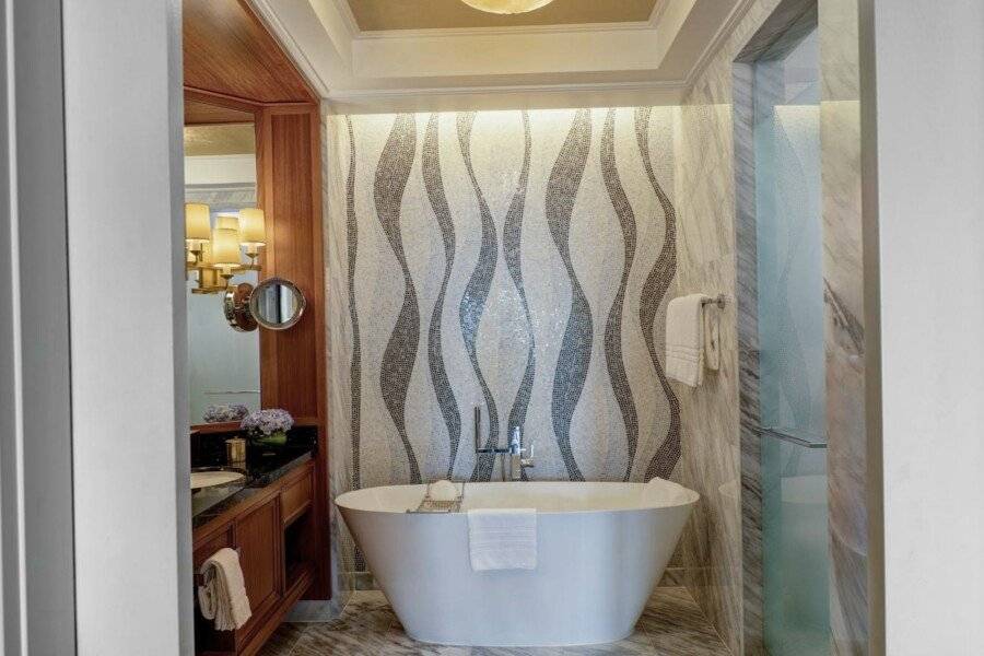 Four Seasons Resort at Jumeirah Beach bathtub