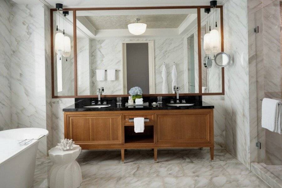 Four Seasons Resort at Jumeirah Beach bathtub