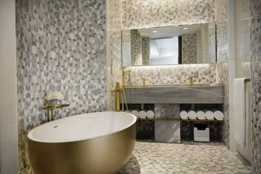 FIVE Palm Jumeirah bathtub