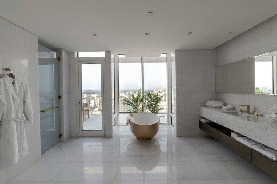 FIVE Palm Jumeirah bathtub