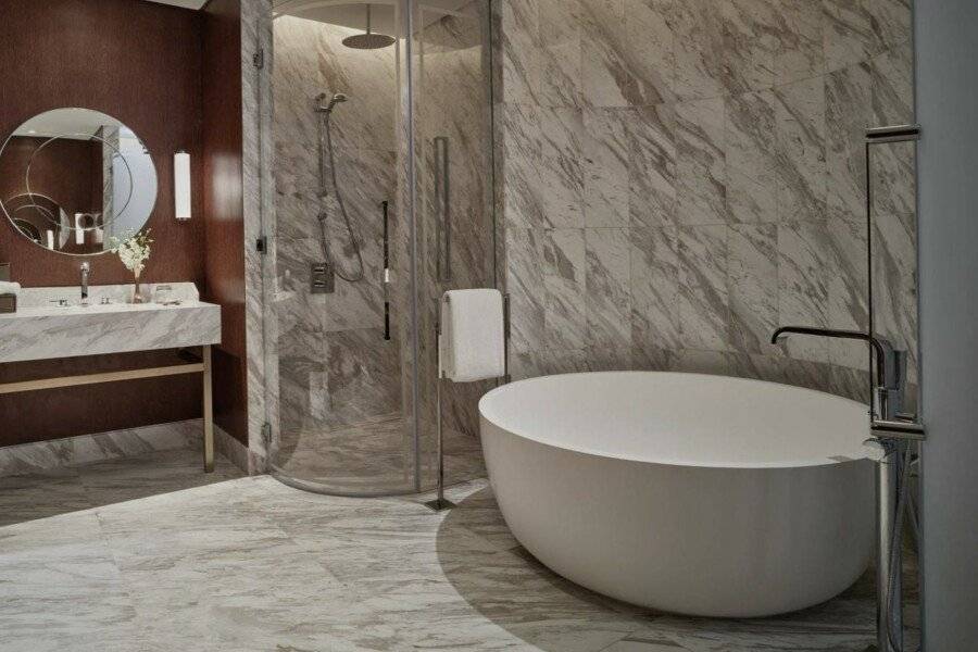 Waldorf Astoria International Financial Centre bathtub