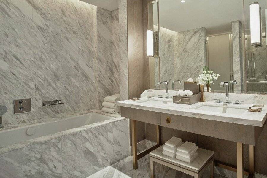 Waldorf Astoria International Financial Centre bathtub