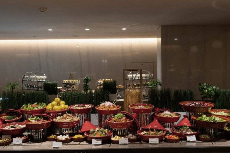 Grand Cosmopolitan Hotel restaurant, breakfast