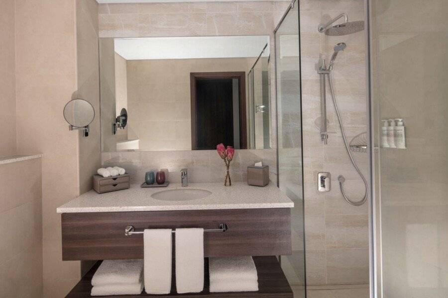 Avani Plus Palm View Dubai Hotel & Suites bathtub