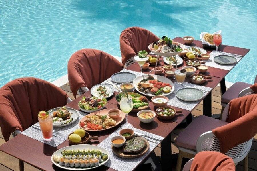 Banyan Tree Dubai at Bluewaters restaurant, pool