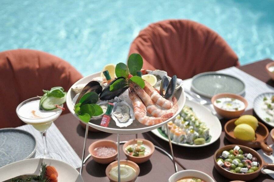 Banyan Tree Dubai at Bluewaters restaurant, bar, outdoor pool