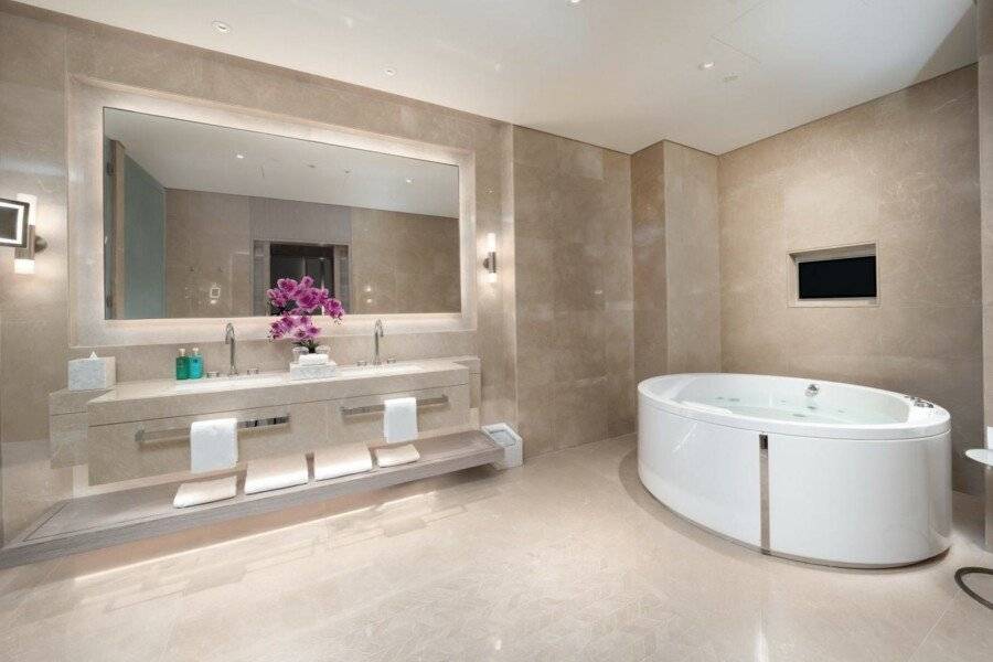 Five Luxe bathtub,spa,