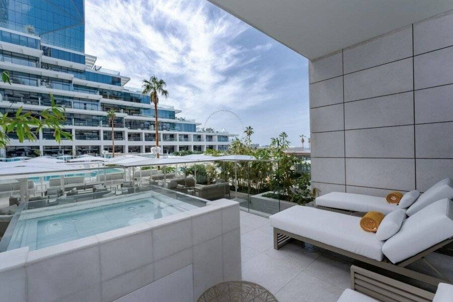 Five Luxe jacuzzi, balcony, ocean view